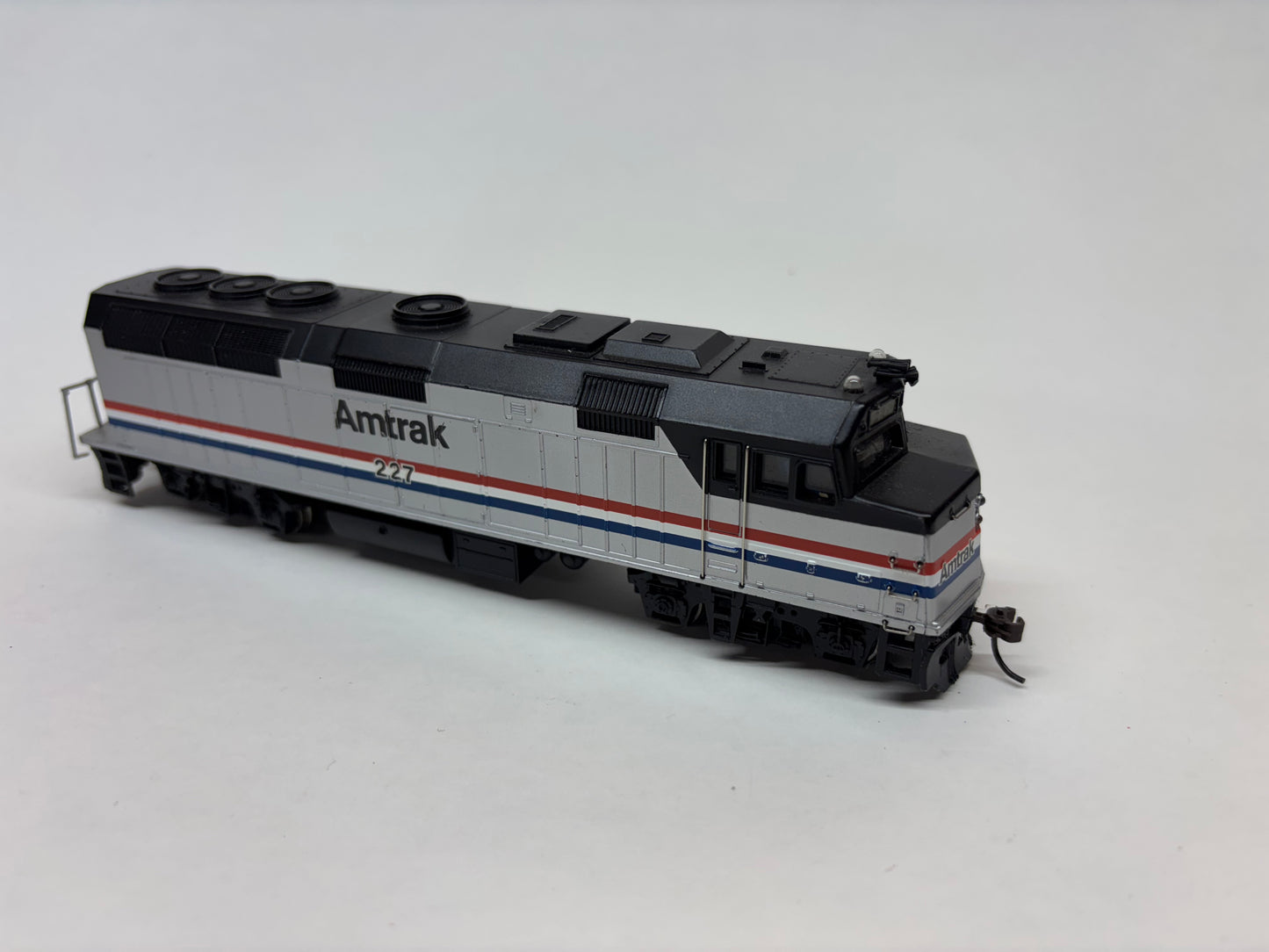 Bachmann HO Scale Amtrak #227 EMD F40PH Diesel Locomotive – DC, Lighted